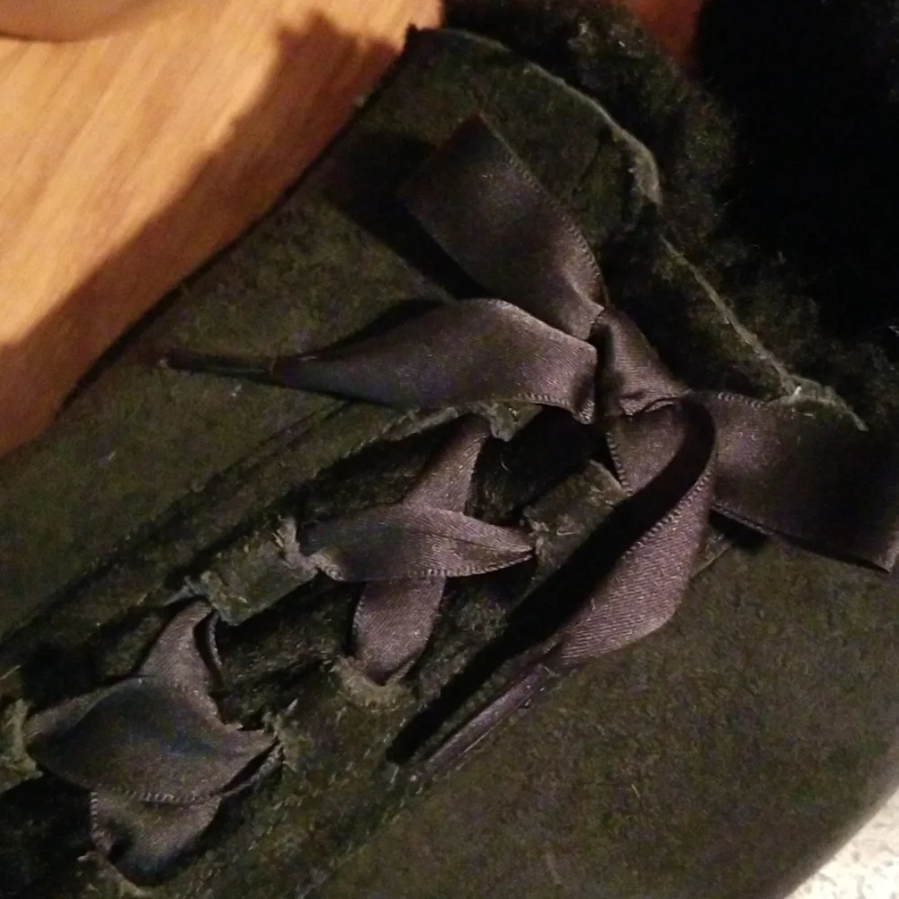 Ugg black size 4 Girls‎